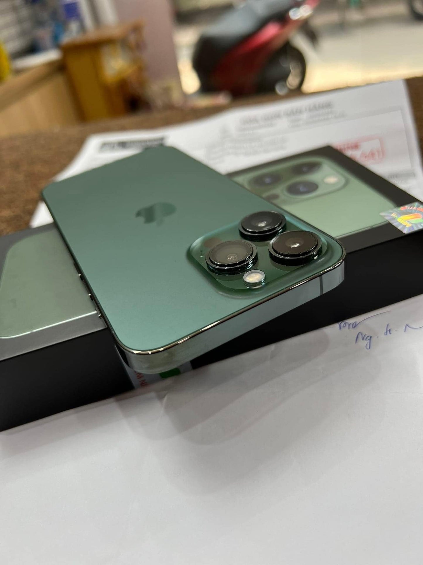 iPhone 13 Pro Max in Green (Alpine Green)