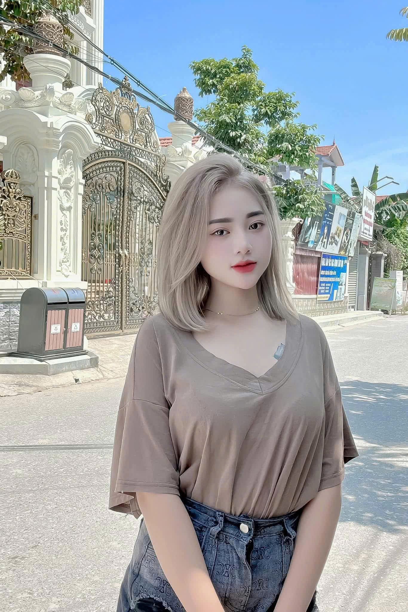 Stylish Woman with Ash-Blonde Hair - Alice Cook